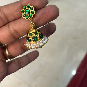 Jewellery Set With Green Stones And Earrings Wit