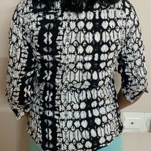 Black & White Roll Up 3/4 Sleeves Woman Top