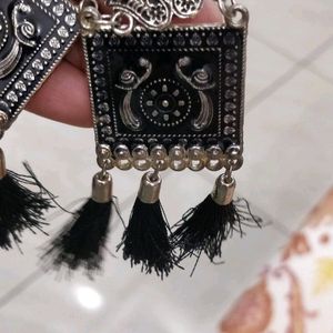 Black Earring With Tussles