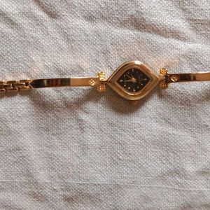 🪙 Golden Color Watch ⌚