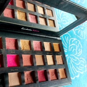 HUDA BEAUTY EYESHADOW PALETTE