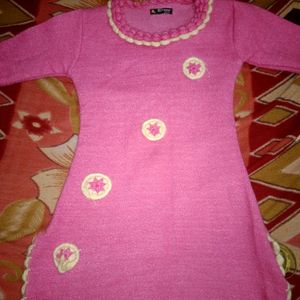 Baby Pink Woolen Kurti .ye Bilkul New H Bs Tag Ni H .ise Maine Sirf 20 Mint K Liye Pahna Tha Isliye Fit Kiya Bs.