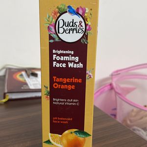 BUDS AND BEREIES FOAMING FACE WASH