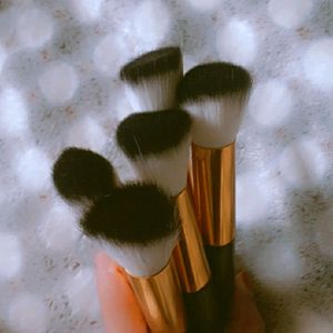 Set Of Makeup brushes