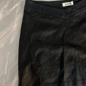 Leather V detailed short skirt