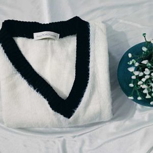 Winter Short sleeve white knit top.