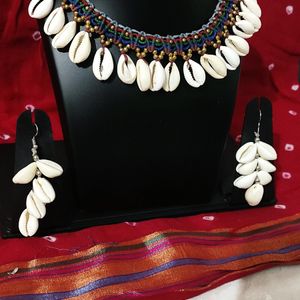 Shell necklace with earnings