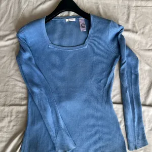 BLUE SQUARE NECK RIBBED TOP