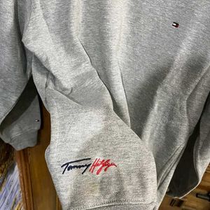 TOMMY HILFIGER LIGHT GREY CREW NECK SWEATSHIRT