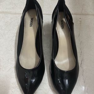 Woodlands Black Pointed Heels