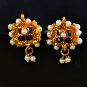 WHITE PEARL STUD EARRINGS