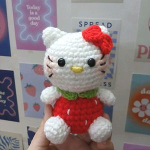 ₊˚⊹౨ crochet strawberry hello kitty ৎ ₊˚⊹