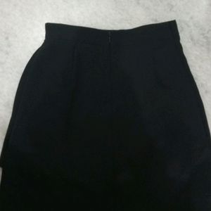 KBLACK MINI SKIRT WITH PLEATING AND CHAIN