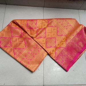 This is a banarsi silk Saree 🥵Discounted Price😍