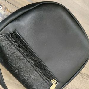 CAPRESE SLING BAG