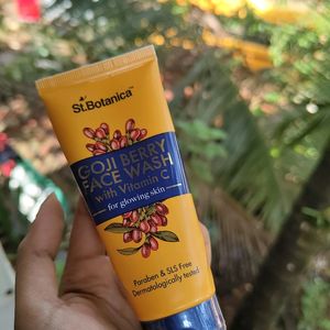 New St Botanica Goji Berry Vit C Facewash