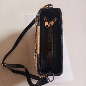 BLACK SLING BAG