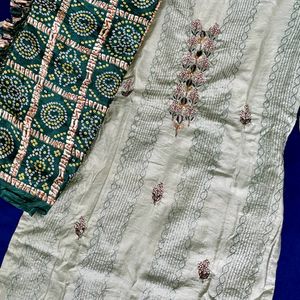 Kurti With Bandhani Print Dupatta