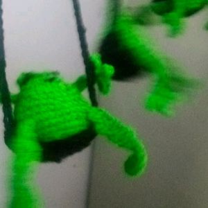 3 Swinging Frogs