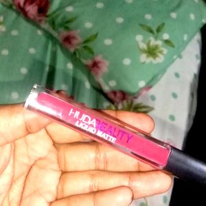 Huda Beauty Creamy Pink Lipstick