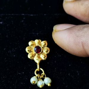 MAROON DIAMOND AND PEARLS PRESSED NOSE PIN