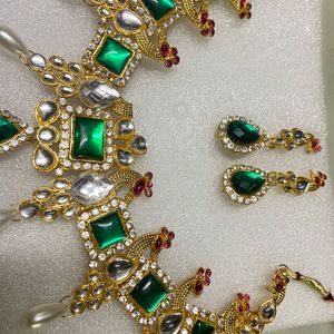 Beautiful Kundan Necklace Set In Green And Golden