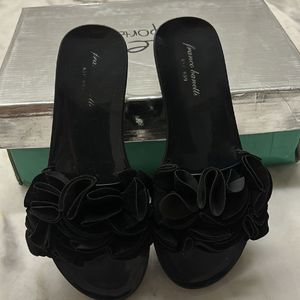 New Blck Slipper Selling Due To Size Issue