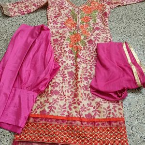 Salwar Suit Set For Grabs