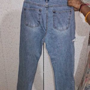 Jeans With Cut