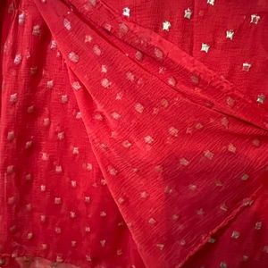 red dupatta