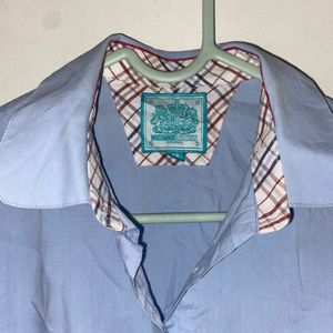 Blue shirt with fashionable collar