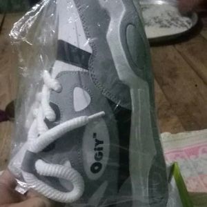 BRAND NEW SPORTS SHOES 6 SIZE OGIY