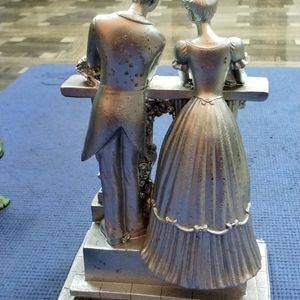 Beautiful Couple Statue