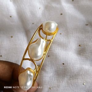 Artificial baroque pearl's Handcuff