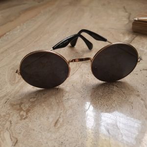 Round Sunglasses With Golden Rim.