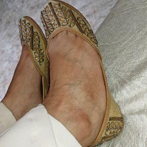 FLASH PRICE... Golden Embellished Juttis