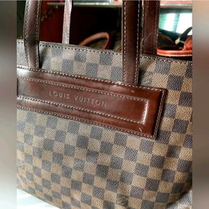 LV Bag Magnet Closer