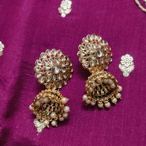 Combo Kundan Jhumka With Embroidered Kurti