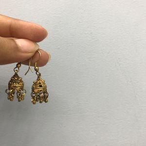 beautiful gold coloured earrings