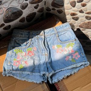 Denim Floral Embroidered Shorts🩵