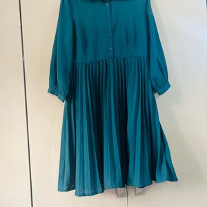 Dress with pleated pattern