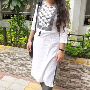 Avaasa White Embroidered Kurti