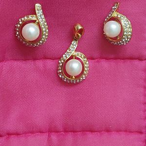 Hypo allergenic pearl gold plated pendant earrings