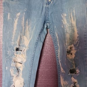 SUPER STYLISH TATTERED JEANS