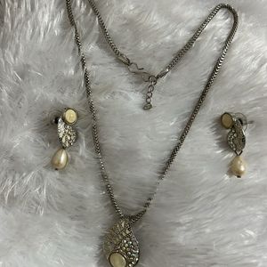 White Pearl Necklace Set