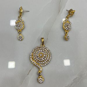 Pendant and earrings set