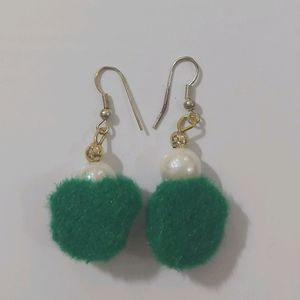 Green lightweight earings Like New 👍