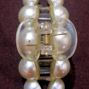 White Pearl Fashionable Clutcher