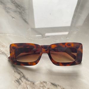 leo printed sunglasses