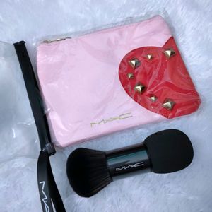 MAC Foundation/Powder Brush And Pouch